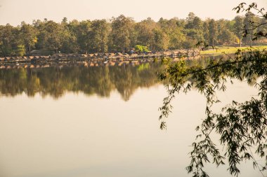 Tayland 'ın Chiangmai ilindeki Huay Tueng Tao gölünün manzara manzarası.