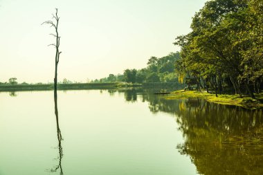 Tayland 'ın Chiangmai ilindeki Huay Tueng Tao gölünün manzara manzarası.