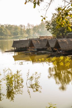 Tayland 'ın Chiangmai ilindeki Huay Tueng Tao gölünün manzara manzarası.