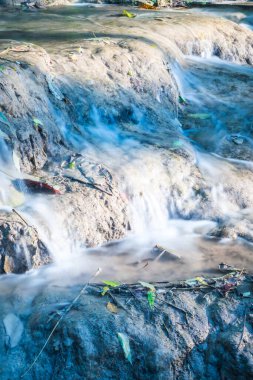 Tan Tong Şelalesi 'nde su akıyor, Tayland.