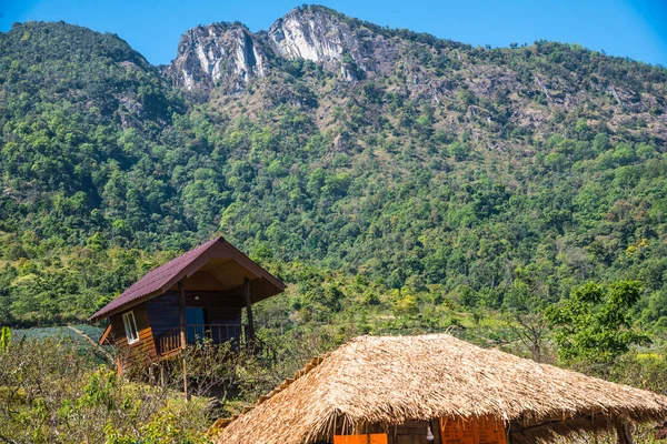 Tayland 'da dağ manzaralı küçük bir ev..