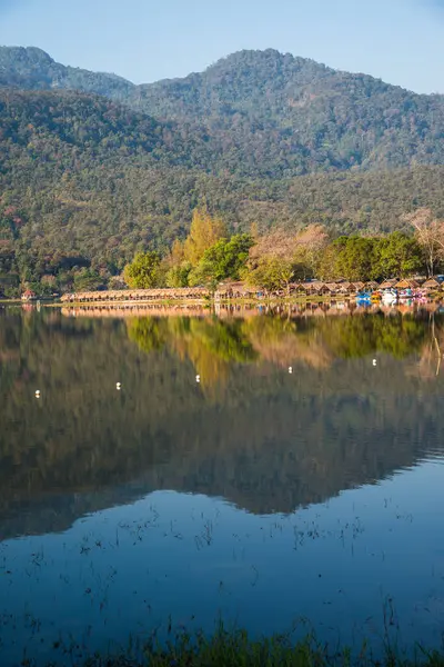 Tayland 'ın Chiangmai ilindeki Huay Tueng Tao gölünün manzara manzarası.