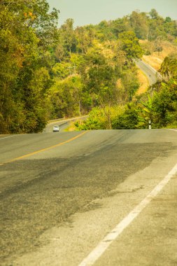 Tayland 'ın Phayao eyaletinde dağdaki yol.