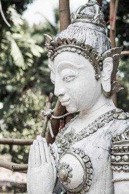 Tanrı heykeli yenileniyor, Tayland.