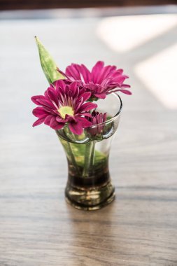 Tahta masadaki küçük çiçekler, Tayland