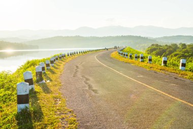 Mae Tam rezervuarındaki küçük yol, Tayland.