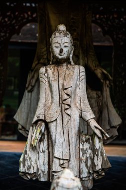 Tahtadan yapılmış ayakta duran Buda heykeli, Tayland.