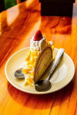 Tayland 'da beyaz tabakta bademli dondurma..