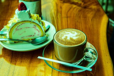 Bademli dondurma arkaplanlı sıcak çikolata, Tayland.