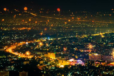 Gece vakti havai fişeklerle dolu Chiangmai şehri, Tayland.