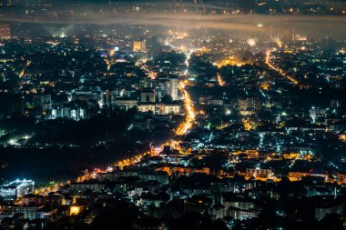 Gece vakti havai fişeklerle dolu Chiangmai şehri, Tayland.