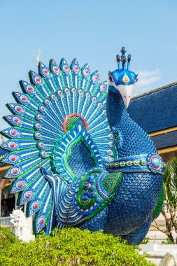 Tayland 'daki Ban Den tapınağında Tavuskuşu heykeli.