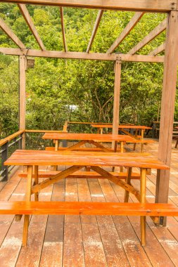 Tayland 'da ahşap zeminde masa seti..