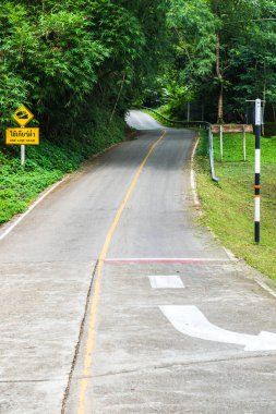 Tayland 'daki dağda küçük bir yol.