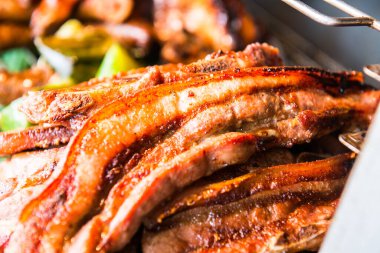 Izgarada kızartılmış domuz boynu, Tayland.