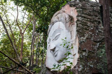 Huai Pha Kiang tapınağında kayalara Buda sanatı oymak, Tayland.