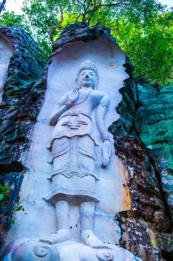 Huai Pha Kiang tapınağında kayalara Buda sanatı oymak, Tayland.