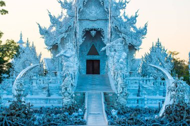 Tayland 'ın Chiang Rai bölgesindeki Rong Khun tapınağı..