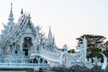 Tayland 'ın Chiang Rai bölgesindeki Rong Khun tapınağı..