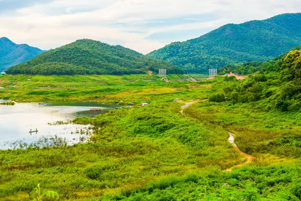 Mae Kuang Udom Thara barajının manzara manzarası, Tayland.