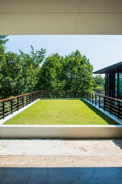 Tayland 'ın modern binasının çatısında çimen döşemesi.