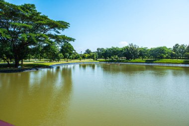 Tayland 'ın Chiang Rai bölgesinde mavi gökyüzü ile göl.