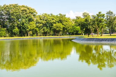 Tayland 'ın Chiang Rai bölgesinde mavi gökyüzü ile göl.