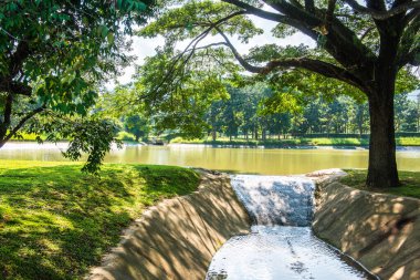 Su, Tayland 'daki küçük beton kanala taşar..