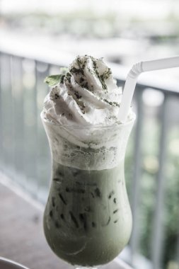 Krem şantili buzlu yeşil çay, Tayland.