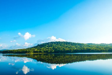 Mae Tam rezervuarının manzara görüntüsü, Tayland.