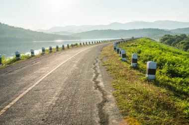 Mae Tam rezervuarındaki küçük yol, Tayland.