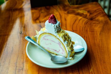 Tayland 'da beyaz tabakta bademli dondurma..