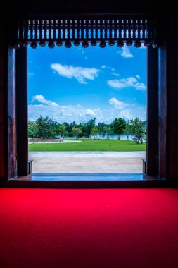 Chiang Rai 'deki meditasyon salonunun kapısı.