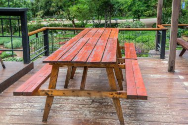 Tayland 'da ahşap zeminde masa seti..