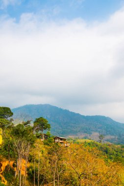 Tayland Phulangka Ulusal Parkı 'nda Dağ Manzaralı Küçük Ev.