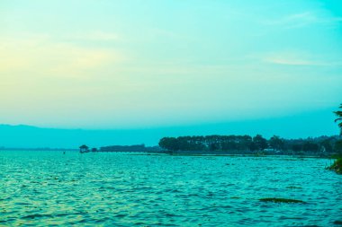 Kwan Phayao Gölü 'nde gün batımı, Tayland.