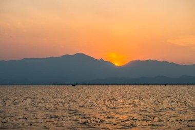 Kwan Phayao Gölü 'nde gün batımı, Tayland.