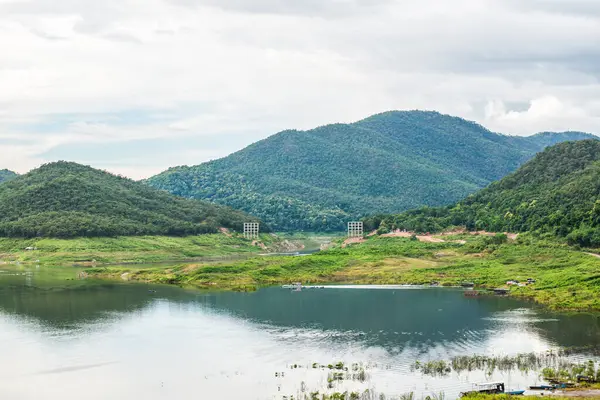 Mae Kuang Udom Thara barajının manzara manzarası, Tayland.