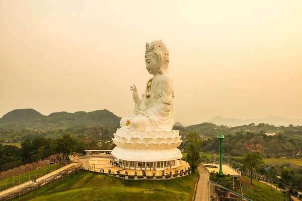 Güzel Guan Yin heykeli Huay Pla Kang tapınağında, Tayland.