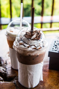 Plastik Bardakta buzlu sütlü çay ve buzlu kakao, Tayland.