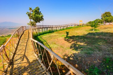 Bambu köprüsü ve Doi Sa Ngo 'nun dağ manzarası, Chiang Rai bölgesi.