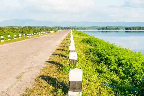 Mae Tam rezervuarının manzara görüntüsü, Tayland.