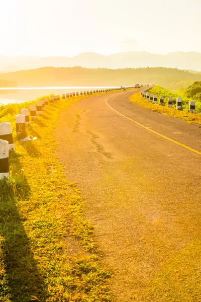 Mae Tam rezervuarındaki küçük yol, Tayland.