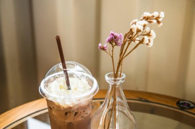 Plastik bardakta buzlu kakao, Tayland.