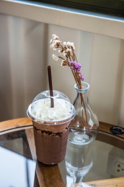 Plastik bardakta buzlu kakao, Tayland.