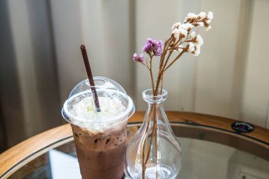 Plastik bardakta buzlu kakao, Tayland.