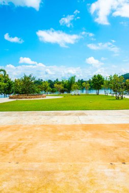 Chiang Rai 'deki meditasyon salonunun önünde güzel bir bahçe.