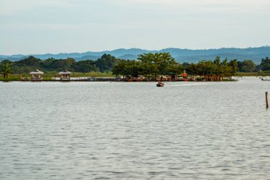 Kwan Phayao Gölü 'ndeki Tilok Aram tapınağı, Tayland.