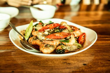 Karabiber ve dolmalık biberli kızarmış karides, Tayland.