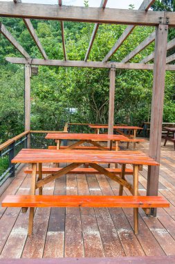 Tayland 'da ahşap zeminde masa seti..